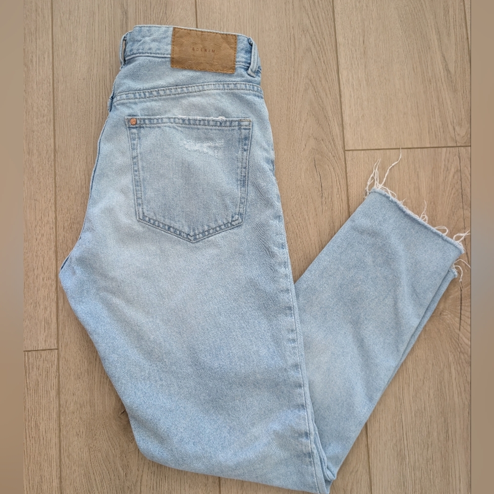 & DENIM Boyfriend Low Waist Light Blue Distressed Jeans
